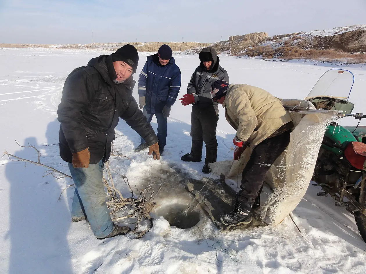 Winterliches Fischen im Syr Darya in Kasachstan: Die Anwohner haben einen engen Bezug zum längsten Fluss Zentralasiens. Foto: William Wheeler