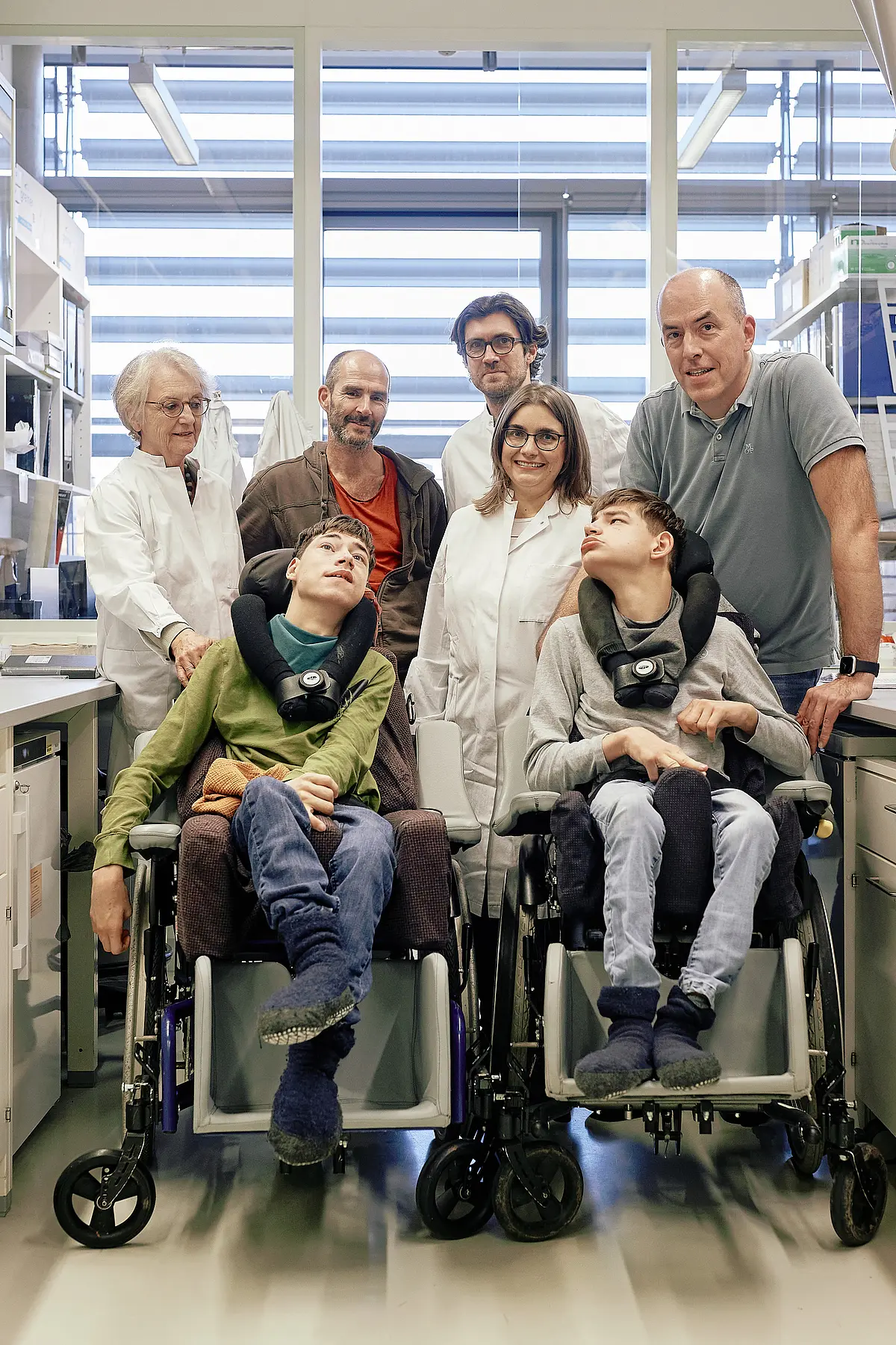 Gruppenfoto der Ärzte und Patienten in der Klinik