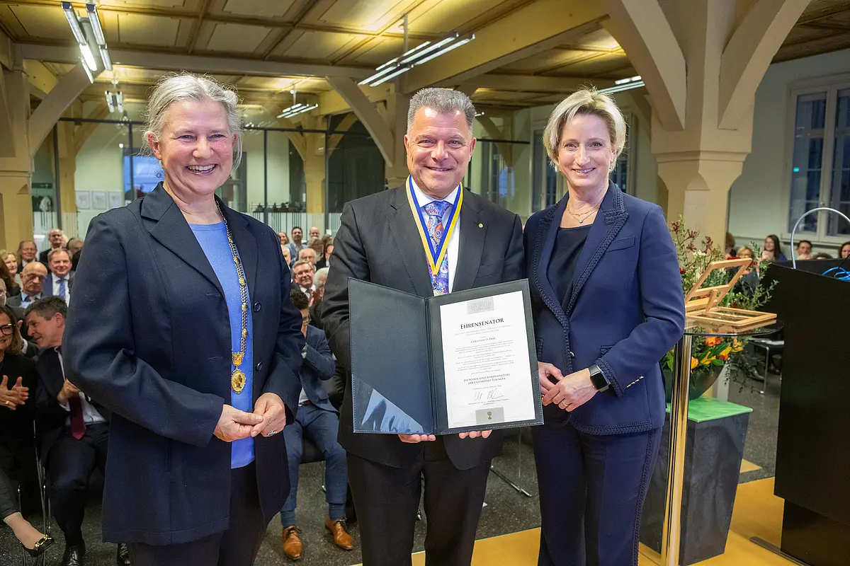 Von links: Professorin Dr. Dr. h.c. (Dōshisha) Karla Pollmann, Rektorin der Universität Tübingen; Christian O. Erbe, Geschäftsführer der Erbe Elektromedizin GmbH; Dr. Nicole Hoffmeister-Kraut, Ministerin für Wirtschaft, Arbeit und Tourismus Baden-Württemberg