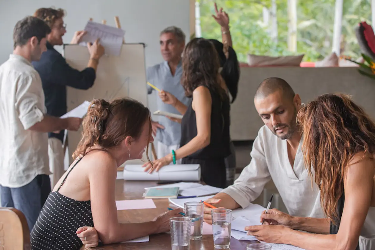 Das Foto visualisiert, wie in den verschiedenen Leitlinien-Workshops Leitungsgremien sowie Führungskräfte zu ihren individuellen Führungsherausforderungen ins Gespräch kommen und die Umsetzung in ihren jeweiligen Bereichen vorbereiten