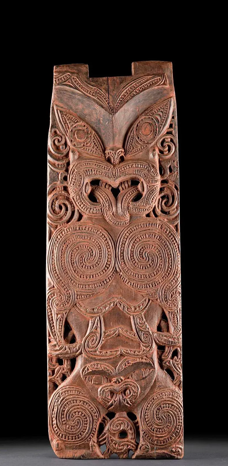 Maori-Schnitzwerk mit Ahnendarstellung