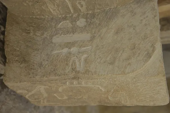 Der Name der geheimnisvollen Göttig Niut-Schies, geschrieben in Hieroglyphen auf dem steinernen Sarkophag
