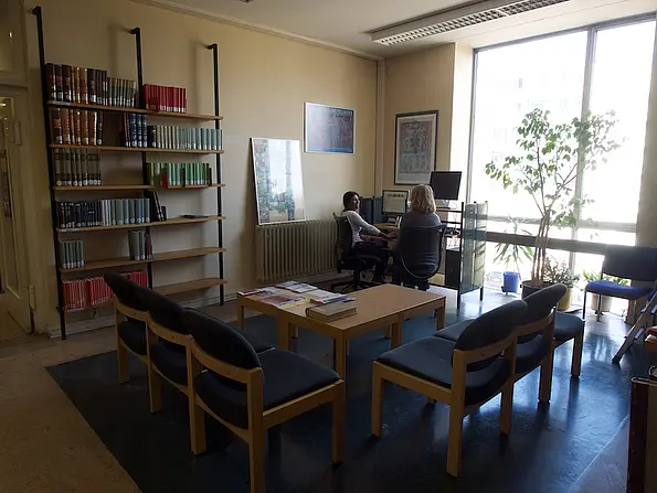 Sitzgruppe im 2. Stock in der Bibliothek der Seminare für Neuere und Mittelalterliche Geschichte.