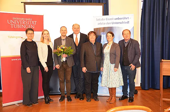 von links nach rechts: Miriam Haidle (Universität Tübingen), Bettina Class (Romina Mineralbrunnen GmbH), Andrew C. Sorensen (University of Leiden), Nicholas J. Conard, Michael Bolus, Yvonne Tafelmaier und Harald Floss (alle Universität Tübingen)