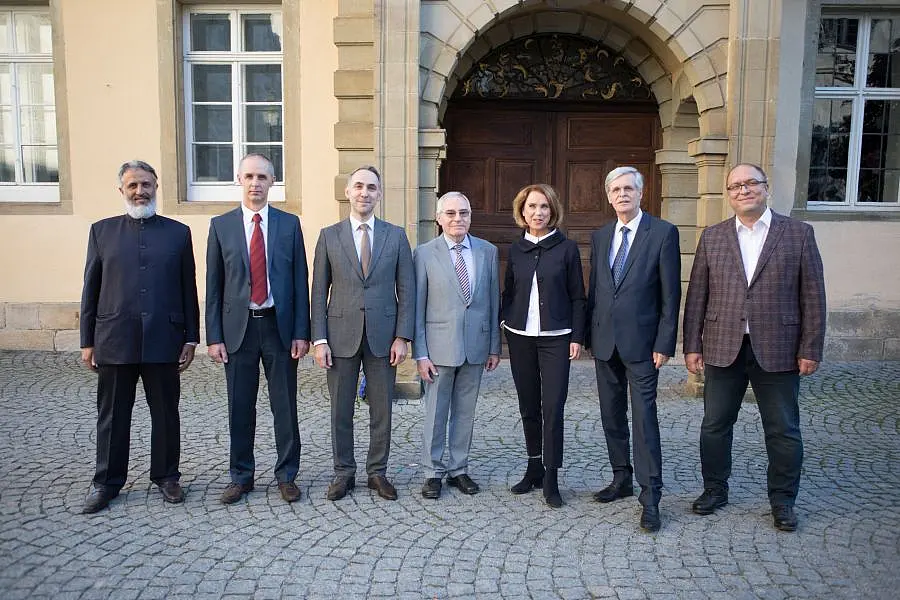 Gruppenfoto, von links nach rechts sind Dr. Abdulrahman Al Salmi, Professor Dr. hfz. Aid Smajić, Gürcan Mert, Professor Dr. Stefan Schreiner, Staatssekretärin Petra Olschowski MdL, Professor Bernd Engler und Professor Dr. Erdal Toprakyaran zu sehen.