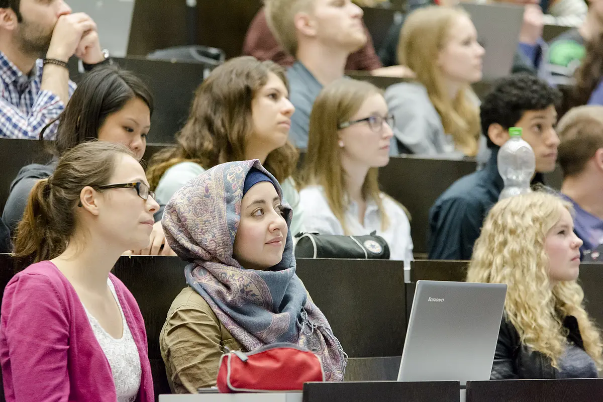 Studierende in einem Hörsaal hören zu