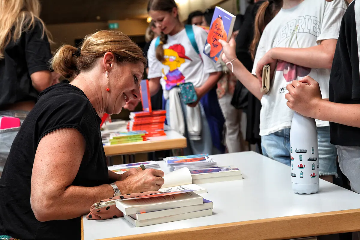 Großer Andrang beim Signieren der Bücher