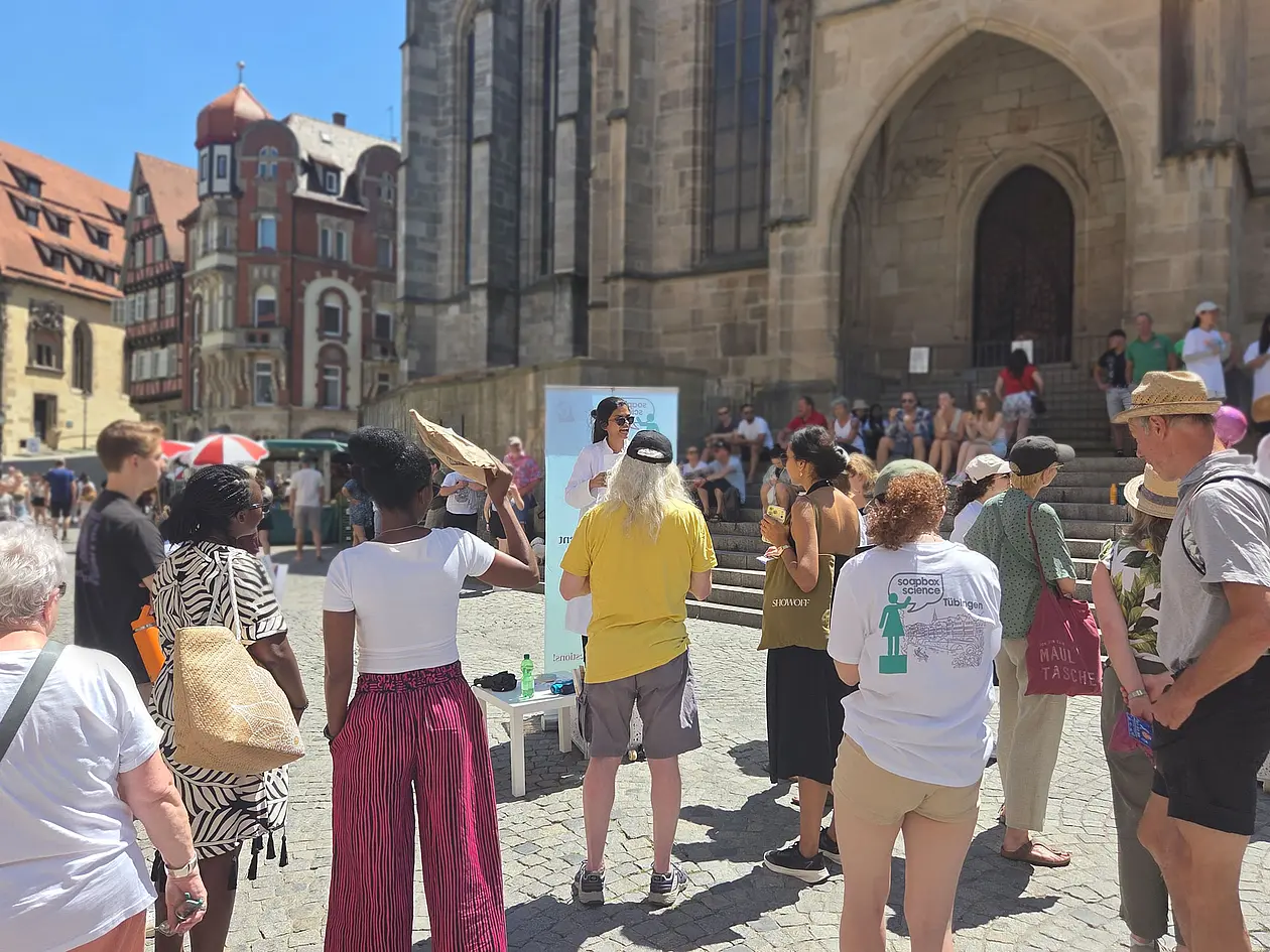 Harini Sudha bei ihrem Vortrag bei Soapbox Science