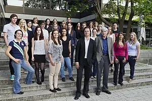 Prof. Dr. Bernhard Pörksen (vorne links) und Dr. Wolfgang Krischke (vorne rechts) mit den Tübinger Studierenden, die die Interviews für das Buch „Die gehetzte Politik. Die neue Macht der Medien und Märkte“ führten. Fotos: Christoph Püschner/Zeit