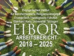 Auf dem Bild stehen viele Menschen im Kreis. In der Mitte steht EIBOR Arbeitsbericht 2018-2025.