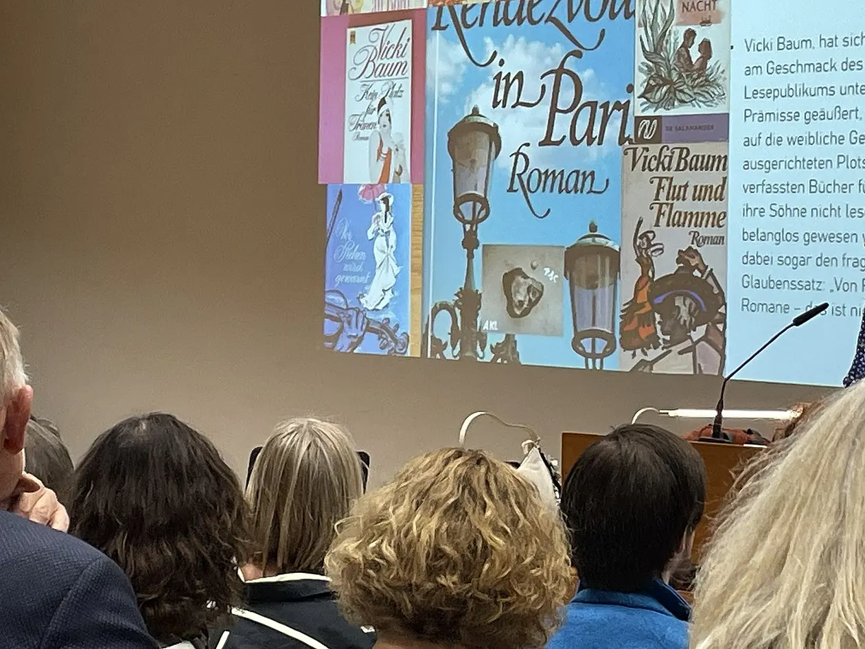Ehemalige Germanistik-Studierende folgen dem Vortrag von Professorin Dr. Katja Kauer zum Thema „‚Female Gaze' als Kategorie in der Literaturwissenschaft“ im Hörsaal 037 im Brechtbau. 