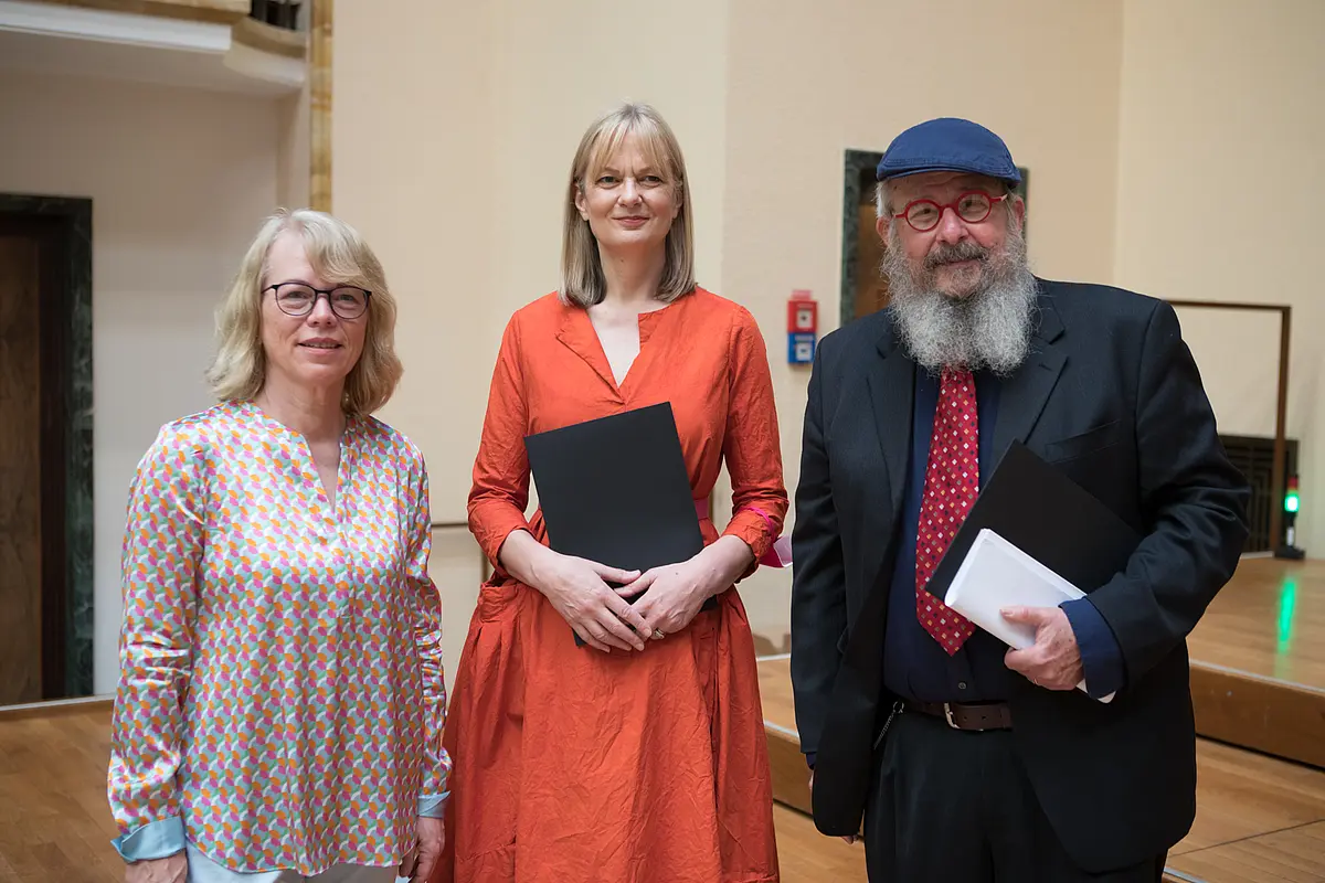 Das Foto zeigt Dekanin Birgit Weyel und die Lucas-Preisträger 2020 Linda Woodhead und Adam Seligman.