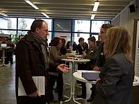 Intensive Gespräche gab es mit Interessenten, aber auch unter den Projektteilnehmern: „Mal schauen, was die anderen so bieten“, sagte Germanistik-Studentin Anna Maria Wenzel.