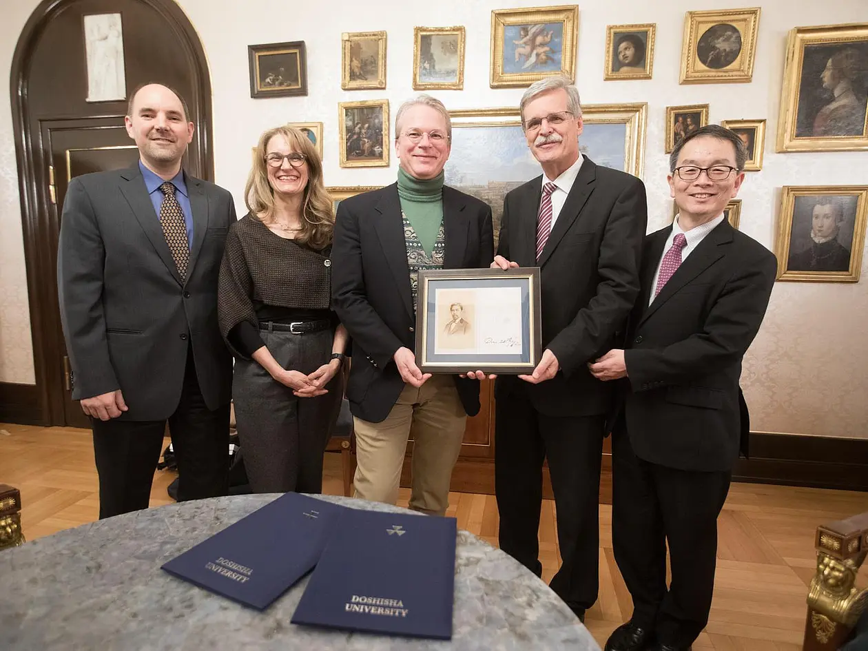 (von links) Dr. Michael Wachutka, Leiter des Tübingen Center for Japanese Studies an der Dōshisha University, Professorin Monique Scheer, Prorektorin für Internationales der Universität Tübingen und ihr Amtskollege der Dōshisha, Professor Gregory Poole, der Tübinger Rektor Professor Bernd Engler und Professor Yoshihiko Wada, Direktor der neuen Außenstelle, präsentieren ein Gastgeschenk aus Japan. Zuvor unterzeichnete Rektor Engler die Absichtserklärung zur weiteren Zusammenarbeit, die Professor Poole mit der Unterschrift des Dōshisha-Präsidenten Professor Takashi Matsuoka aus Kyoto mitgebracht hatte.