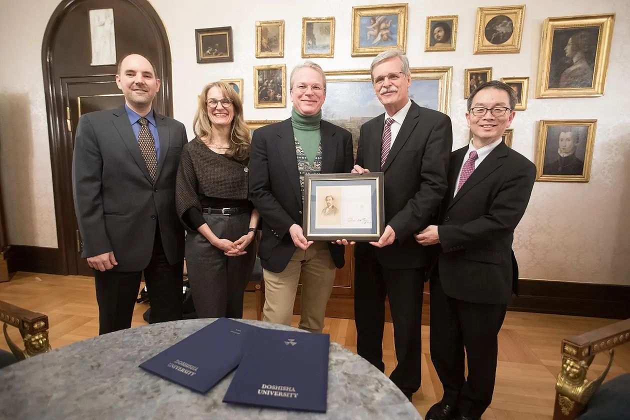 Dr. Michael Wachutka, Managing Director of the Tübingen Center for Japanese Studies at Dōshisha University, Professor Monique Scheer, Tübingen's Vice-President for International Affairs and her counterpart at Dōshisha, Professor Gregory Poole, Tübingen President Professor Bernd Engler and Professor Yoshihiko Wada, Director of the new branch office, (from left) present a gift from Japan. Previously, President Engler signed the memorandum of understanding for further cooperation that Professor Poole had brought with him from Kyoto with the signature of Dōshisha President Professor Takashi Matsuoka.