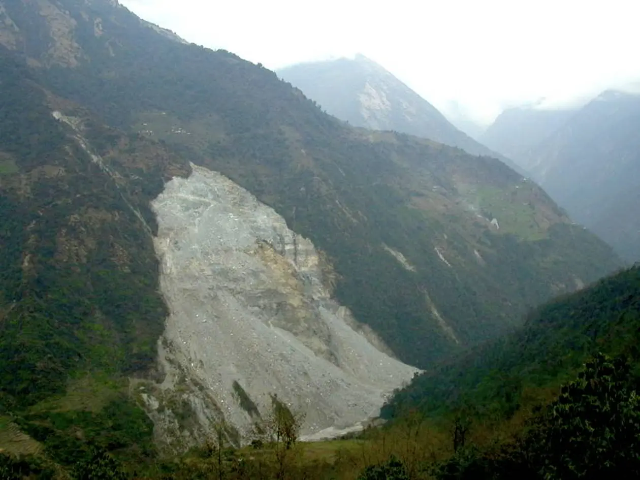 Frischer Erdrutsch nahe Chomrong im Himalaja in Zentral-Nepal