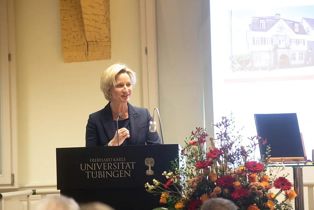 Zu sehen ist Dr. Nicole Hoffmeister-Kraut während ihrer Rede stehend hinter dem Redepult.