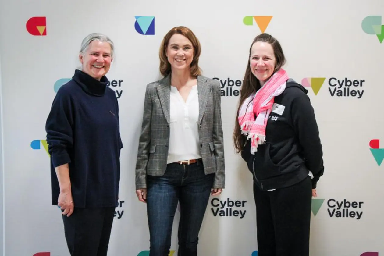 Group photo with the Rector of the University of Tübingen Prof. Dr Dr h.c. (Dōshisha) Karla Pollmann, Minister of Science and MdL Petra Olschowski and Managing Director of Cyber Valley Rebecca C. Reisch (from left to right).