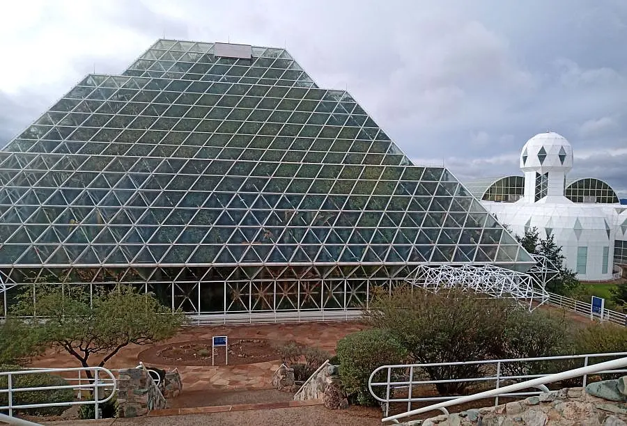 Pyramidenartiger Gebäudekomplex von "Biosphere 2" bei Tuscon, Arizona