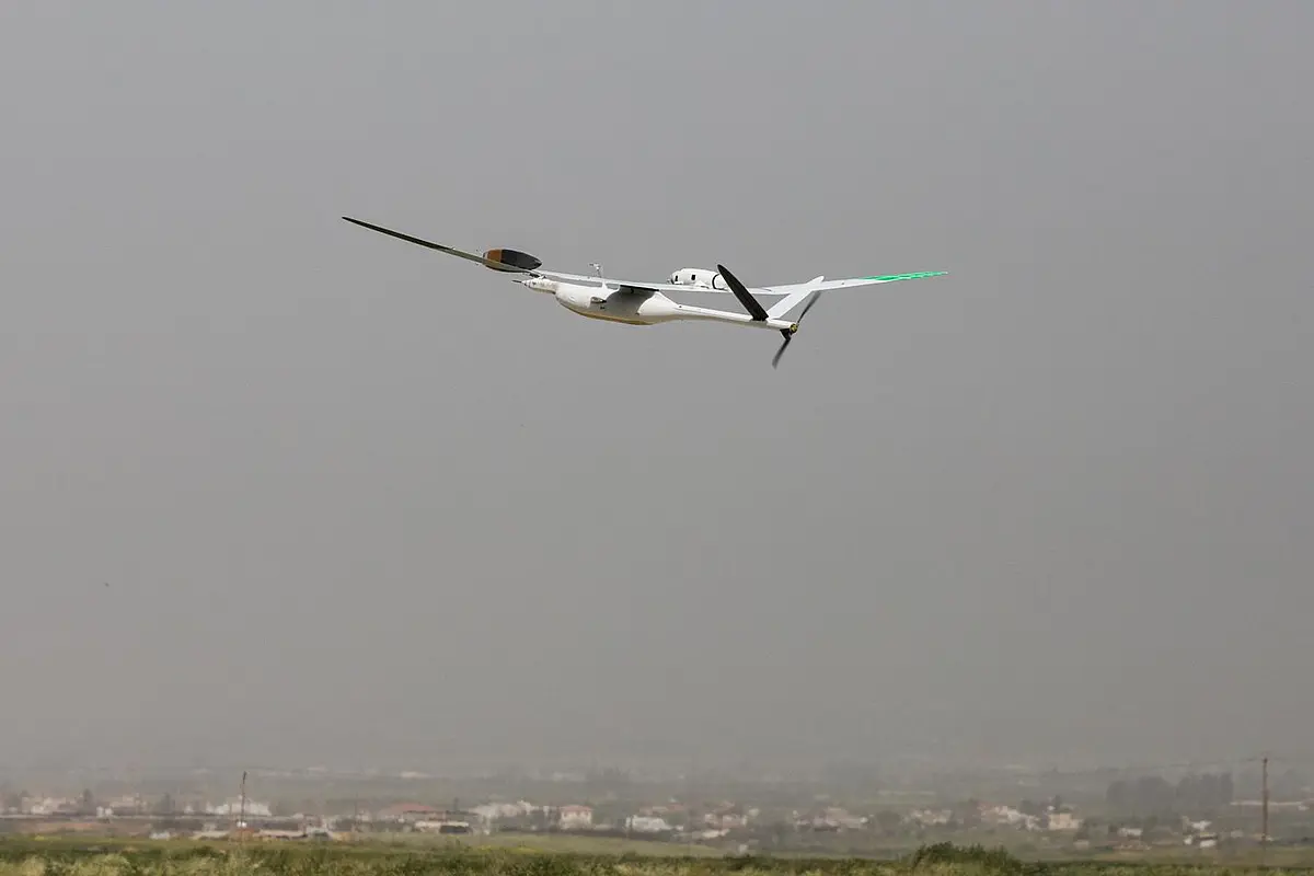 Forschungsflugzeug fliegt vor diesigem Himmel