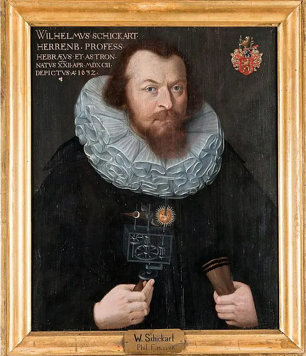 Wilhelm Schickard-Porträt von 1632. In der rechten Hand hält er das von ihm erfundene Handplanetarium, in der linken eine konisch geformte Karte der Mondlaufbahn.