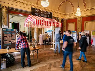 BesucherInnen, Stände und Posterwände