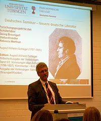Geisteswissenschaftliches Schülerlabor am Deutschen Seminar der Universität Tübingen: Professor Dr. Georg Braungart diskutiert mit Schülern über August Wilhelm Schlegel. Foto: Dorothea Schnabel