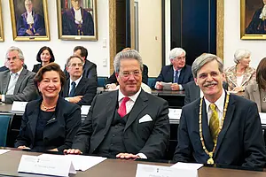 Der neue Ehrensenator Dr. Thomas Lindner (Mitte), mit seiner Frau Marie und Rektor Bernd Engler.