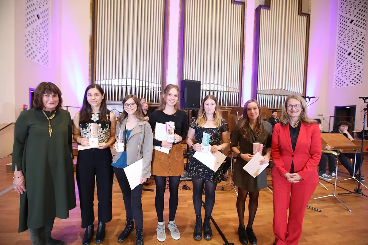 Five students, flanked by Vice-Presidents Amos and Scheer, are holding award certificates