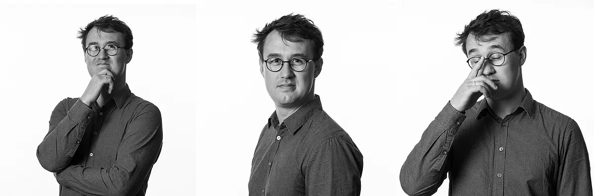 Felix Schreiber mit Brille und im Hemd in drei Posen zu sehen: nachdenkend, lächelnd und seine Brille anfassend.