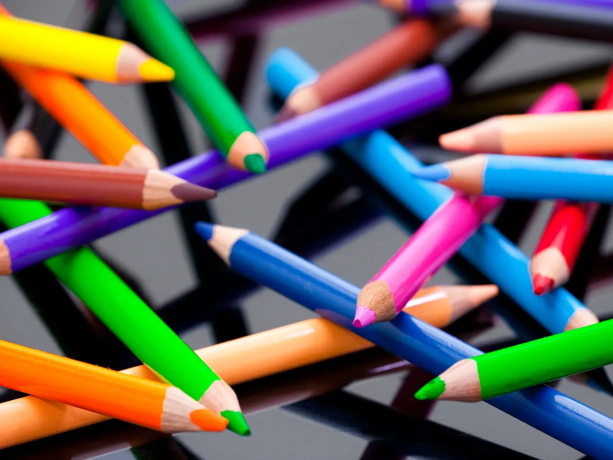 Kachelbild welches durcheinandergewürfelte, bunte Stifte zeigt