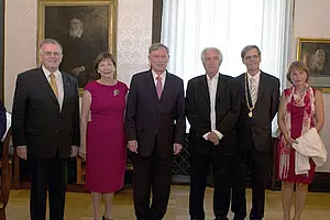 Von links nach rechts: Ministerpräsident a. D. Dr. Erwin Teufel, Eva Louise Köhler, Bundespräsident a. D. Professor Dr. Horst Köhler, Henning Mankell, Rektor Professor Dr. Bernd Engler, Lucie Engler.