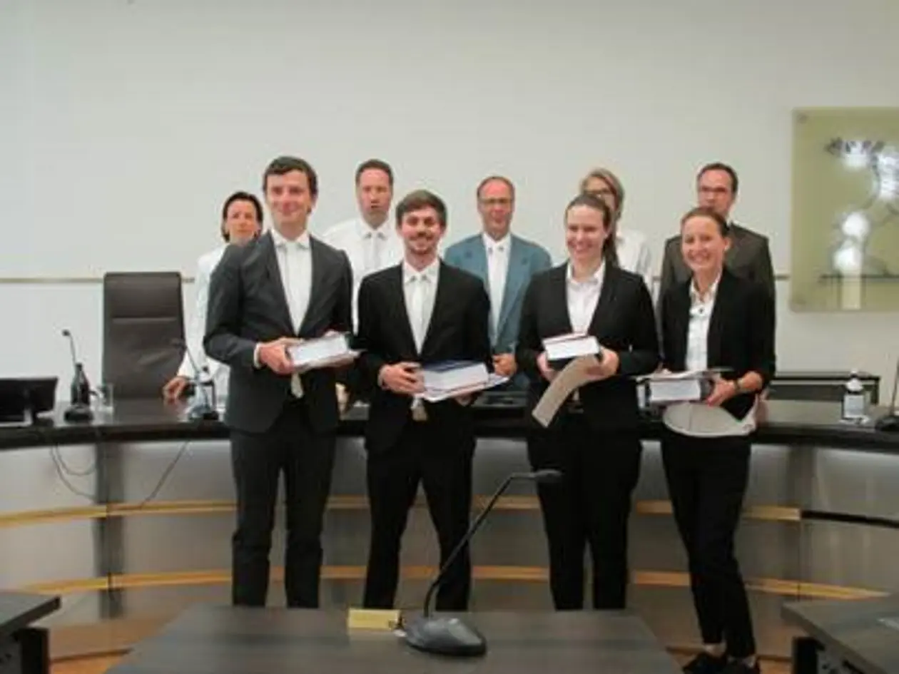 In der ersten Reihe v.l.n.r: Das Tübinger Siegerteam bestehend aus Michael Dinkel, Florian Grießer, Nora Sterthoff und Sina Kielkopf. Foto: privat