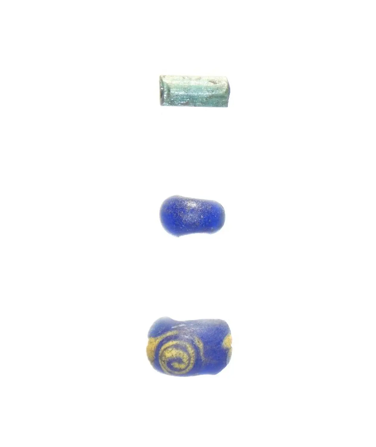 Drei blaue Stücke von Glasperlen aus der Eisenzeit