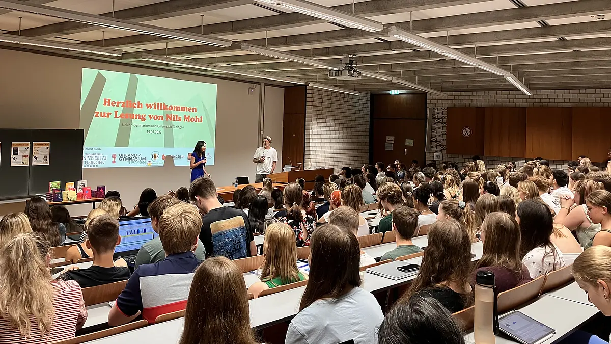 Nils Mohl im Hörsaal vor Schülern und Studierenden