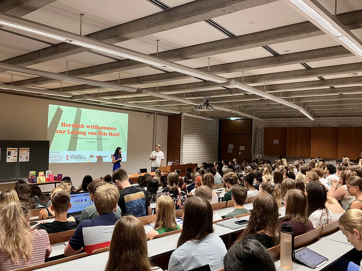 Nils Mohl im Hörsaal vor Schülern und Studierenden