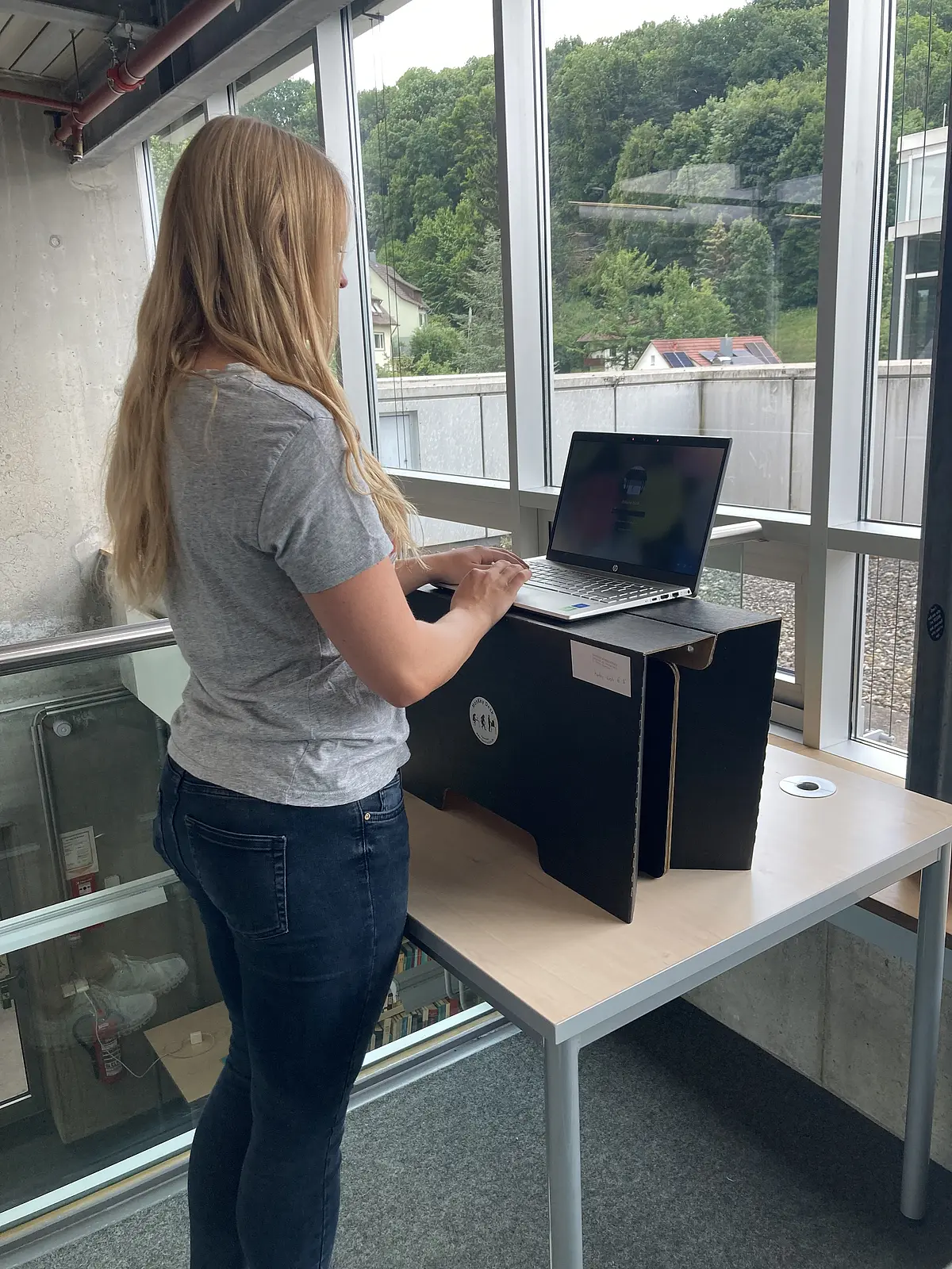 Studentin lernt am Monkey Desk