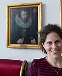 Foto: gemälde Wilhelm Schickard, davor Carla Cederbaum