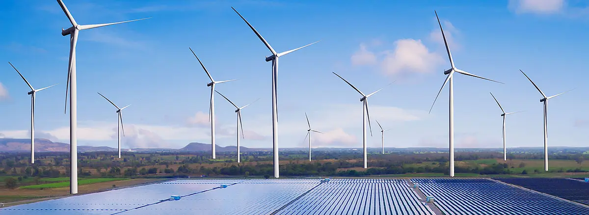 Windräder und ein großer Solarpark