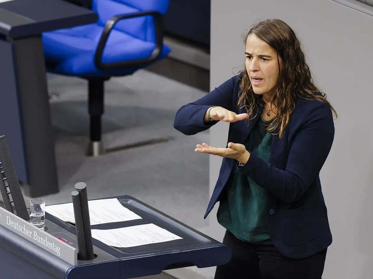 Heike Heubach gebärdet am Rednerpult
