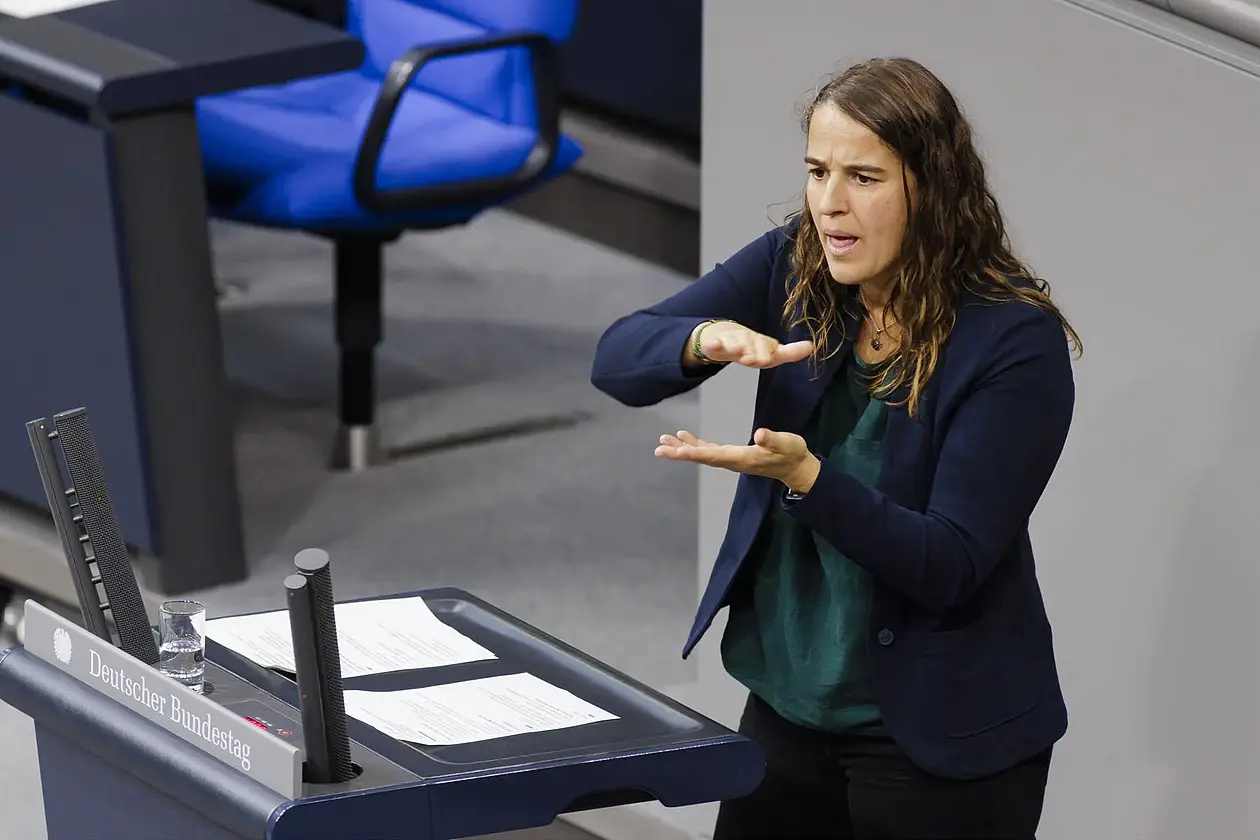 Heike Heubach gebärdet am Rednerpult