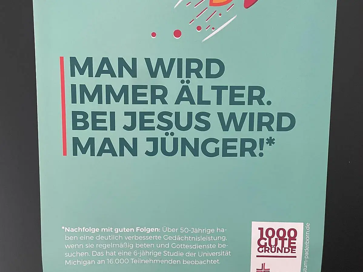 Auf dem Bild ist eine pastellfarbene Tafel zu sehen. Auf der Tafel steht: "Man wird immer älter. Bei Jesus wird man Jünger"