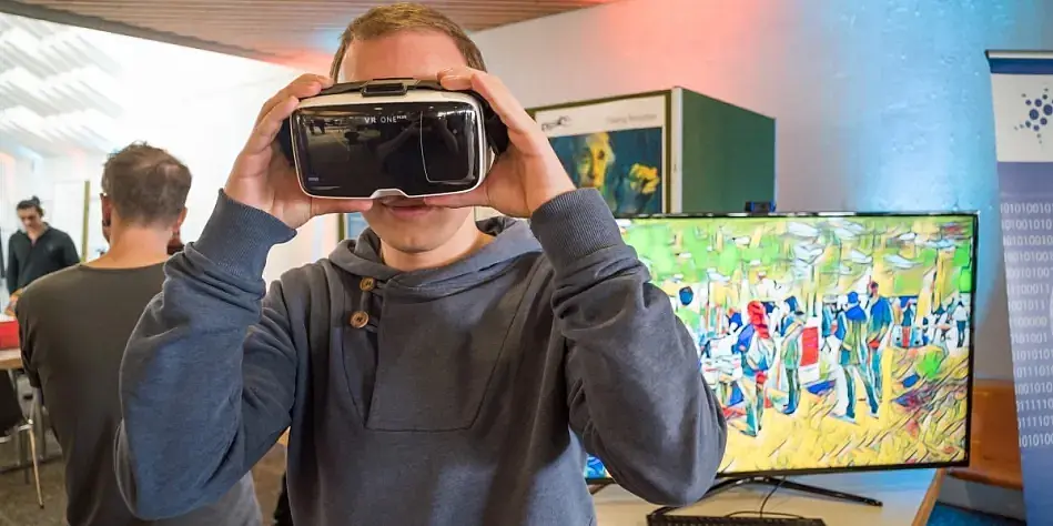 Mann schaut durch Virtual Reality-Brille