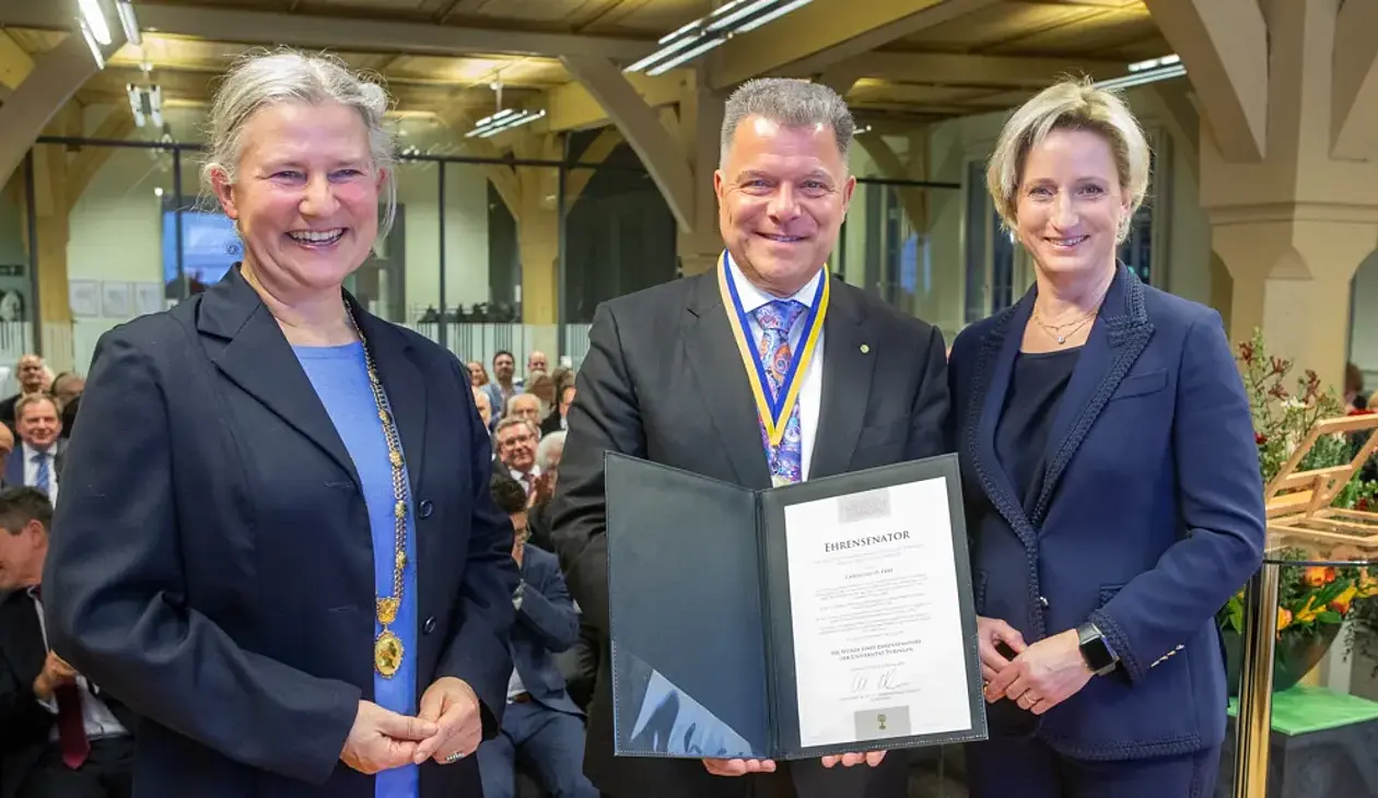 Gruppenfoto: V.l.n.r.: Professorin Dr. Dr. h.c. (Dōshisha) Karla Pollmann, Rektorin der Universität Tübingen; Christian O. Erbe, Geschäftsführer der Erbe Elektromedizin GmbH; Dr. Nicole Hoffmeister-Kraut, Ministerin für Wirtschaft, Arbeit und Tourismus Baden-Württemberg
