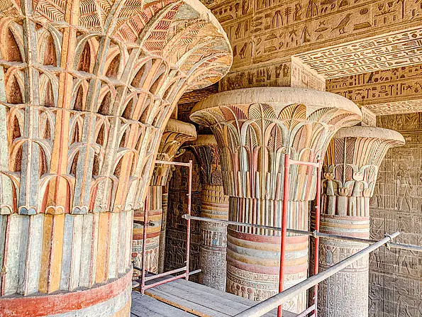 Neu restaurierte Kapitelle der Säulen in Esna. Oben sind die Querbalken (Architrave) mit den aufgemalten Inschriften zu sehen.
