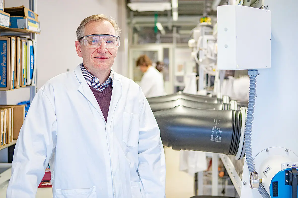 Prof. Lars Angenent in seinem Labor im Geo- und Umweltforschungszentrum der Universität Tübingen