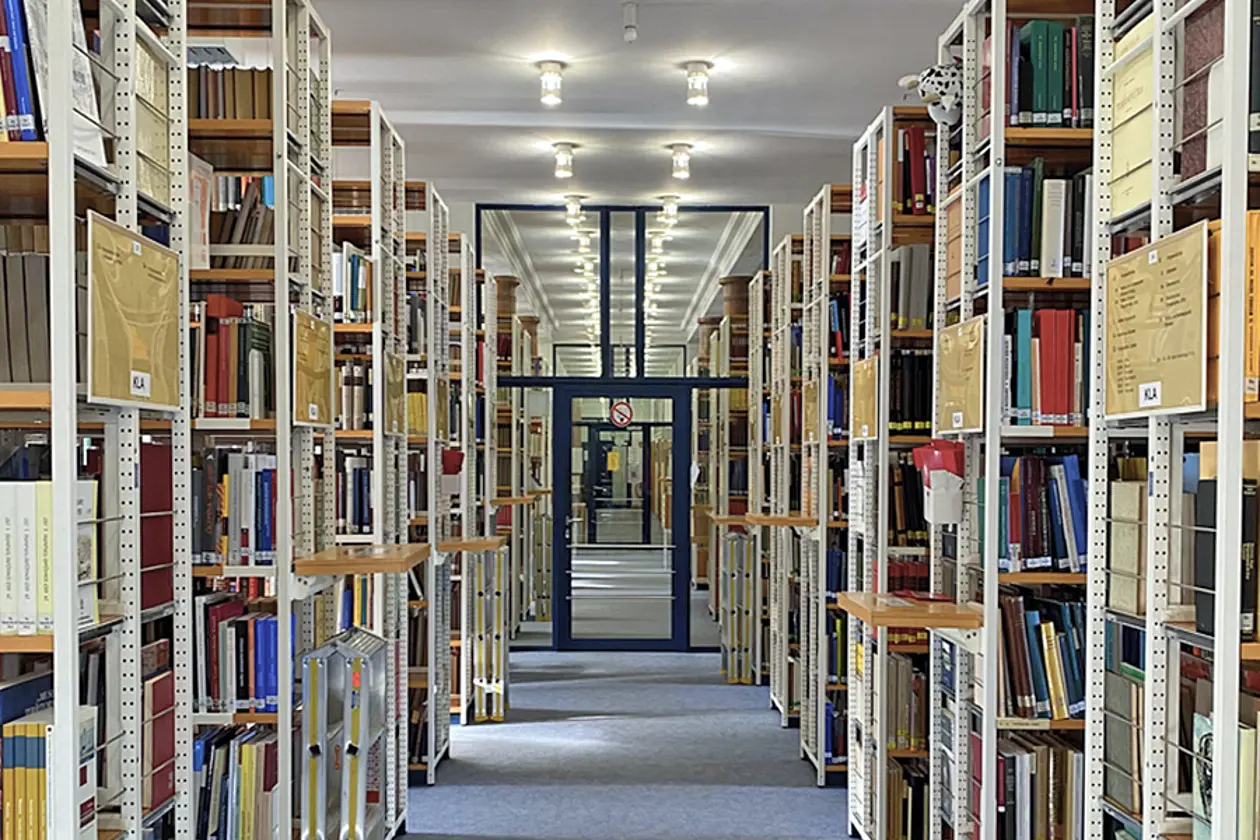 Blick in die Bereichsbibliothek Schloss Nord