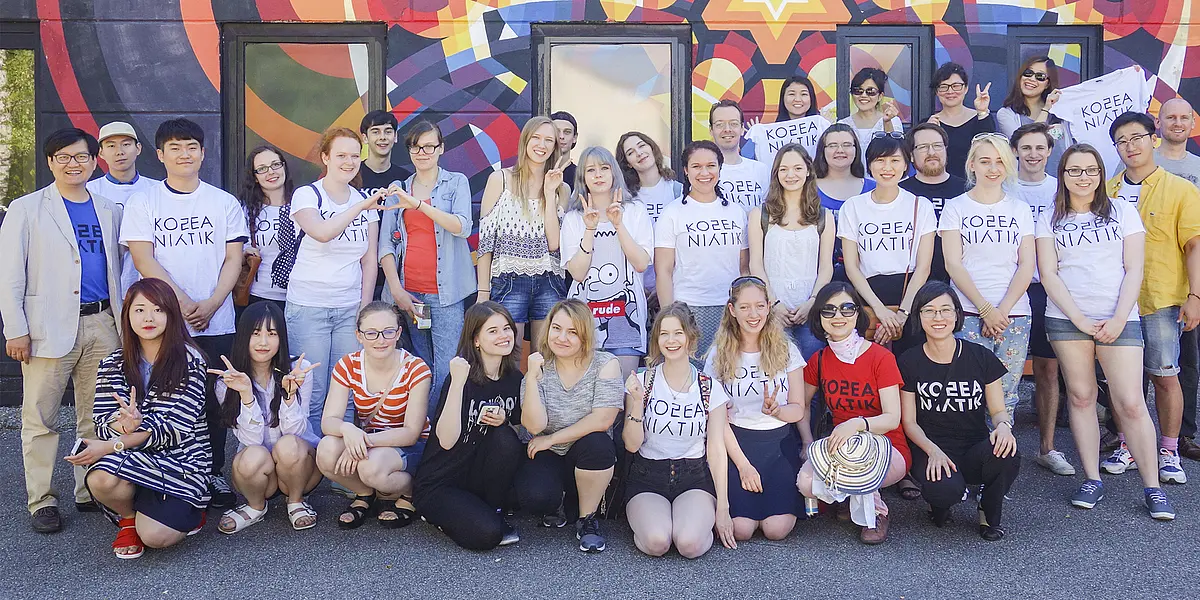 Ein Gruppenbild mit ca 35 Studierenden der Koreanstik, vermutlich aufgenommen bei einem gemeinsamen Ausflug.