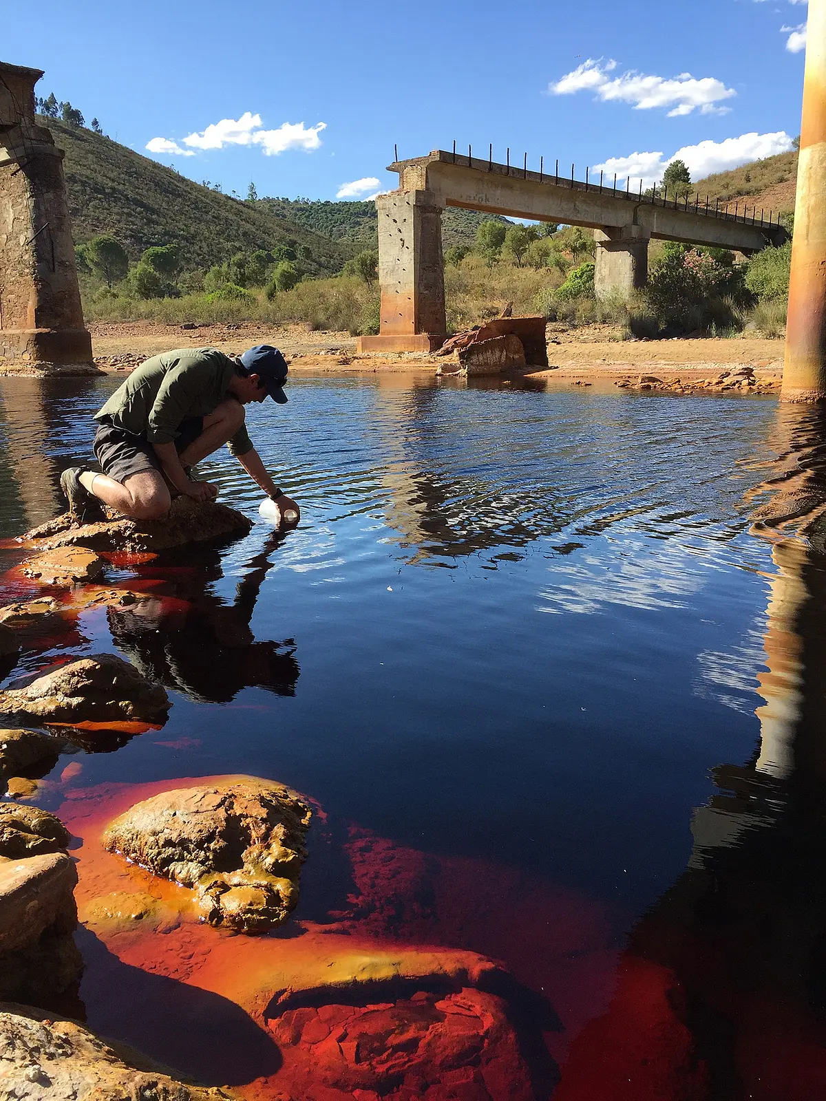 Sichat auf den Río Tinto in Spanien; das Wasser ist rot gefärbt.