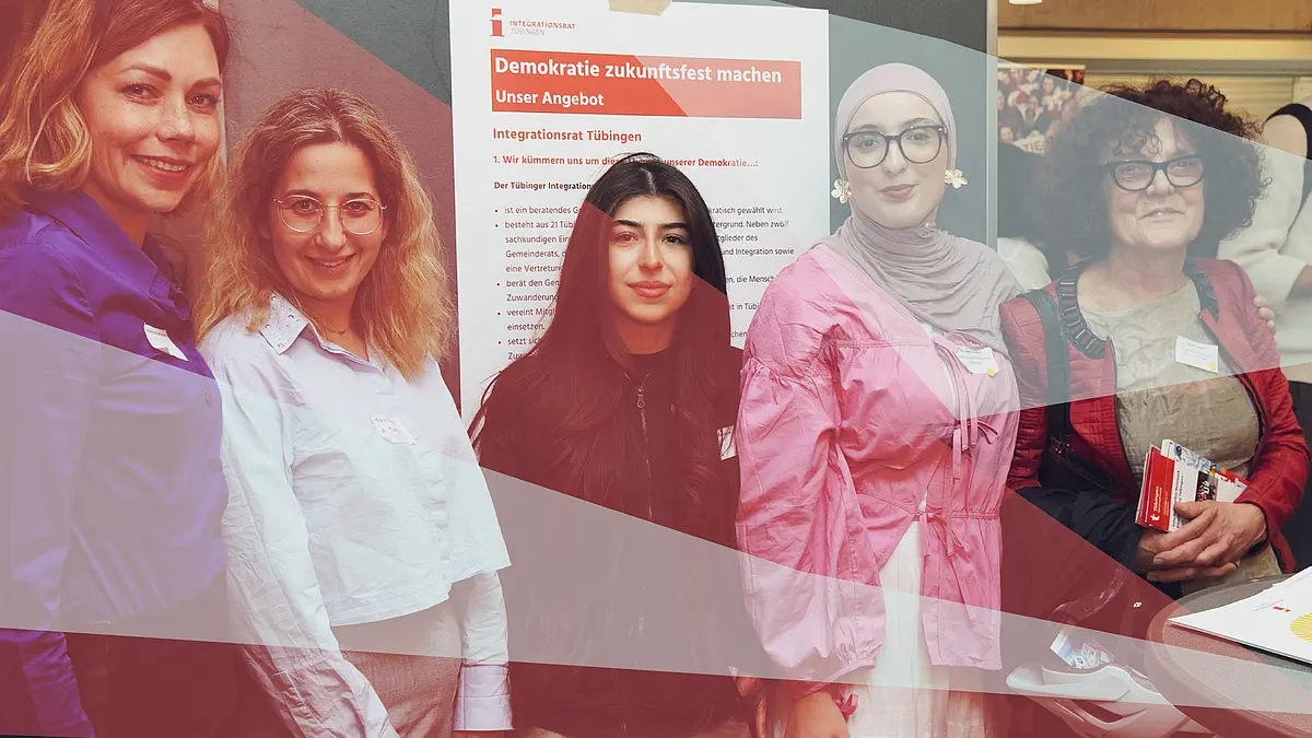 Gruppenfoto: Fünf Personen nebeneinander im Blickkontakt mit der Kamera